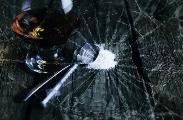 概念裂纹玻璃毒品注射器勺子 — 图库照片