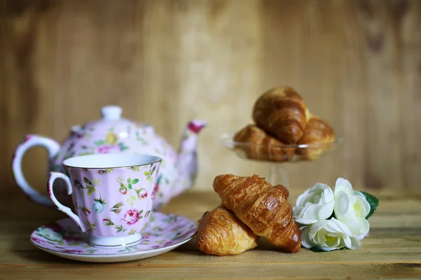 Tasse Croissant Frühstück Holz Hintergrund — Stockfoto