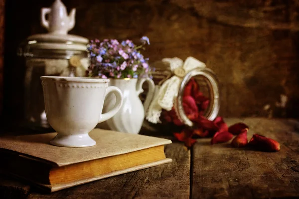 Retro vintage fotoğraf çay gül kuru yaprağı ile etkisi