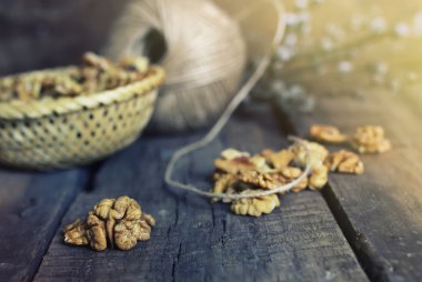 ahşap arka planda ceviz