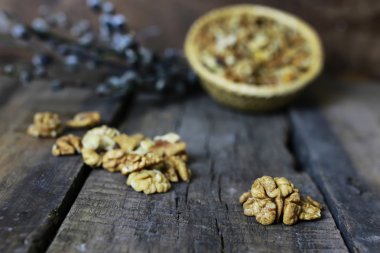 soyulmuş ceviz ahşap arka plan üzerinde