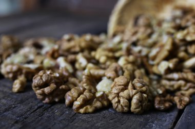 soyulmuş ceviz ahşap arka plan üzerinde