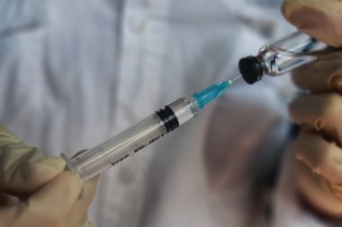 şırınga ve ampül holding hemşire eller