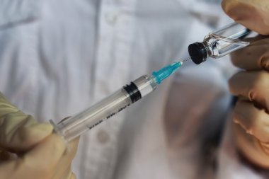 şırınga ve ampül holding hemşire eller