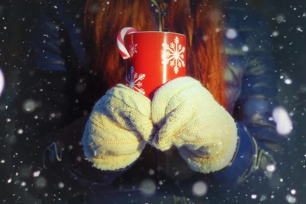 Copo Natal menina de inverno — Fotografia de Stock