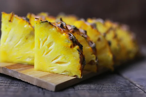Ananas plátky nakrájíme nožem — Stock fotografie