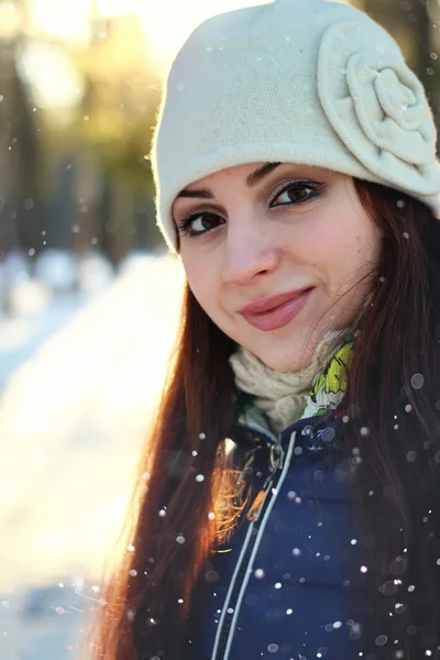 Kobieta portret zima śnieg — Zdjęcie stockowe