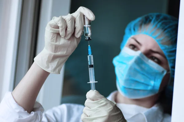 Zdravotnický pracovník vytočí vakcínu do injekční stříkačky — Stock fotografie