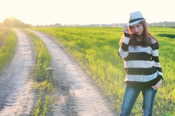 Moda ragazza nel campo al tramonto — Foto Stock