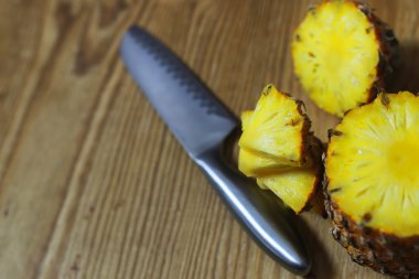 ananas dilimleri bıçak kesmek