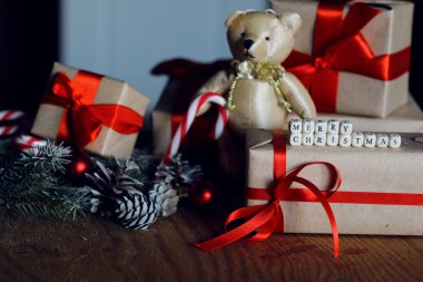 bir çam koni Noel armağan oyuncak şubeleri