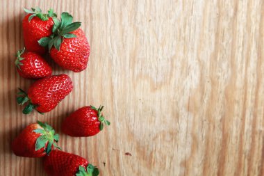 ahşap arka plan üstüne çilek