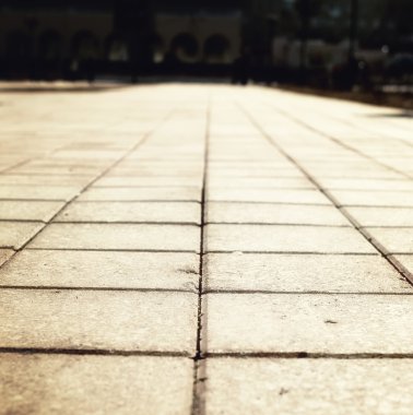 Asfalt parke taşı döşemesi üzerinde güneş ışığı