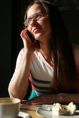 Kız bir kafede kahve notebook ile için