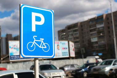 Bisiklet işareti gökyüzü bir arka plan üzerinde park