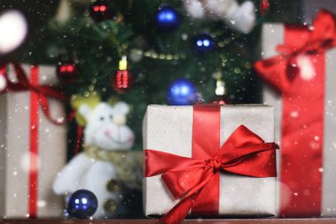 hediyeleri Noel ağacının altında