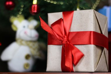 hediyeleri Noel ağacının altında