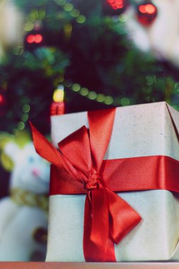 hediyeleri Noel ağacının altında