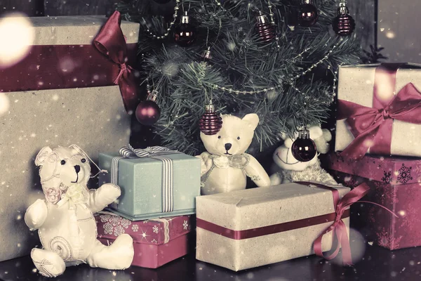 Geschenke unterm Weihnachtsbaum — Stockfoto