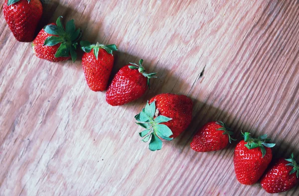 Erdbeeren-Top auf Holz und Spitze — Stockfoto