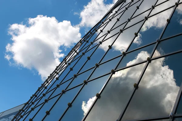 ofis binası içinde yansıyan gökyüzü