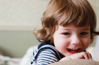 Çocuk denizci evde oyun