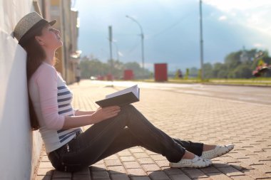 Kız Açık yol üzücü yalnız