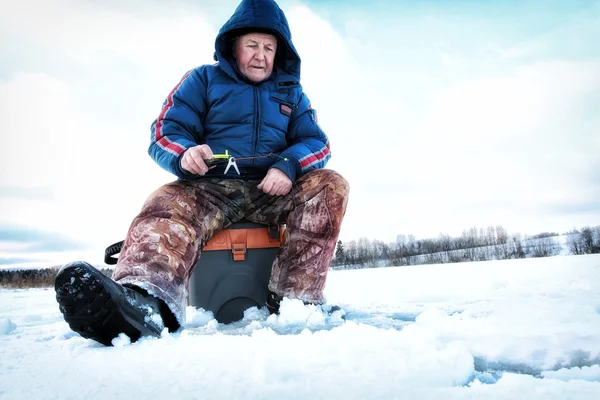 Pescador de invierno en el lago —  Fotos de Stock