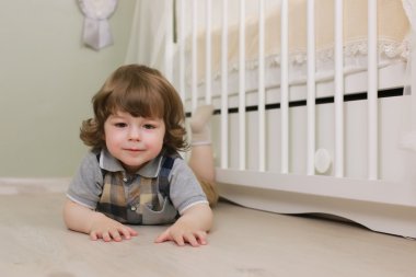Çocuk Yatak gülümseyen yakınındaki