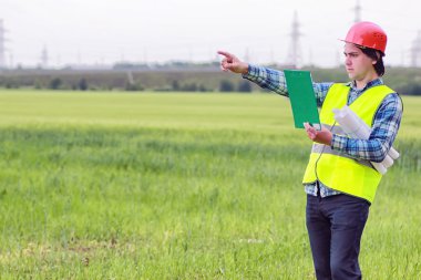 İnşaat alanında iki adam var.