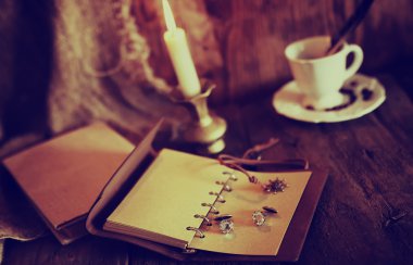 Retro nesnelerini geçiş yumuşatma ve leaher kitap mum ışığı ile