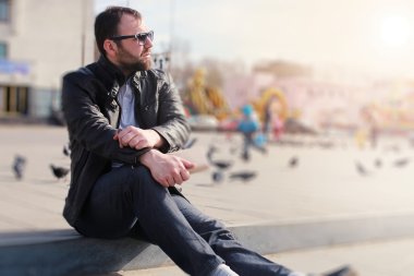 adam sunglassses okuma kitabı