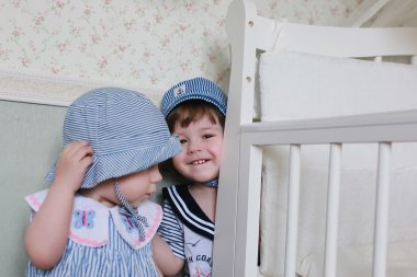 Çocuk denizci evde oyun