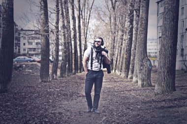 Sokaktaki yalnız adamın retro tonlu efektli fotoğrafı
