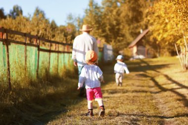 çocuklar dedesi ile yaz aylarında yürüyüş.