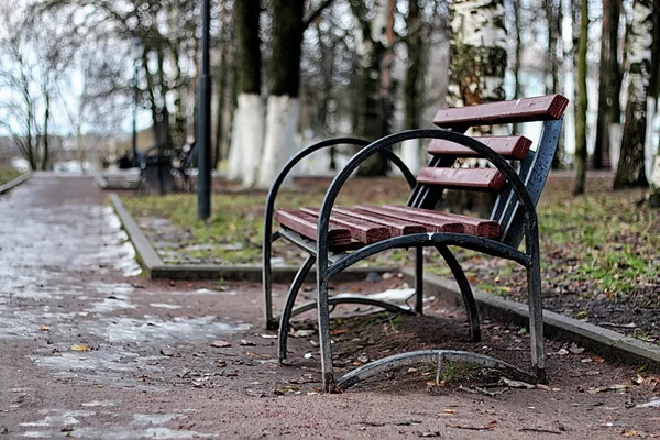 Lavička ve městě na jaře — Stock fotografie