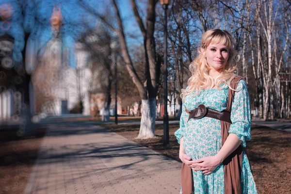 Sonbahar hamile kadın açık havada — Stok fotoğraf