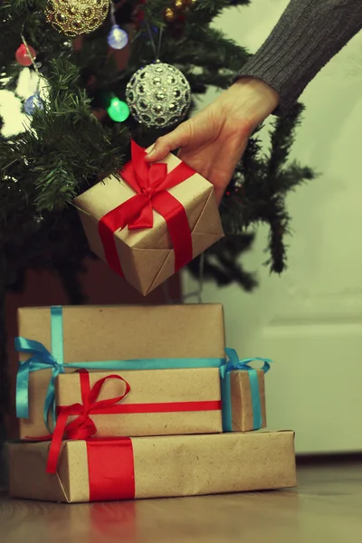 Stapel von Geschenken unter dem Weihnachtsbaum — Stockfoto