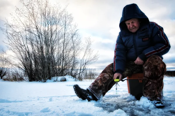 Pescador de invierno en el lago — Foto de Stock