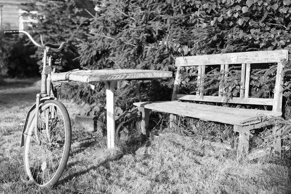 Bicicleta de foto monocromática em uma natureza rural — Fotografia de Stock