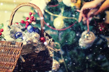 Noel ağacı oyuncak sepeti