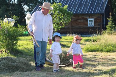 çocuk ve dedesi saman hasat