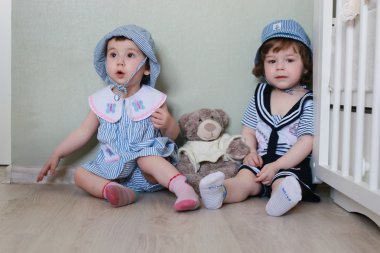 Çocuk denizci evde oyun