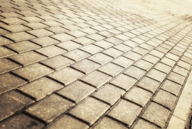 Asfalt parke taşı döşemesi üzerinde güneş ışığı