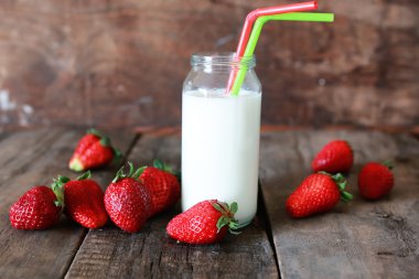 çilek ve bir bardak süt