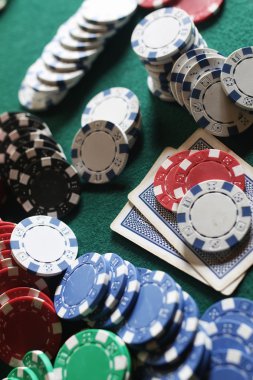 Poker fişleri ve kumaş üzerine kartları