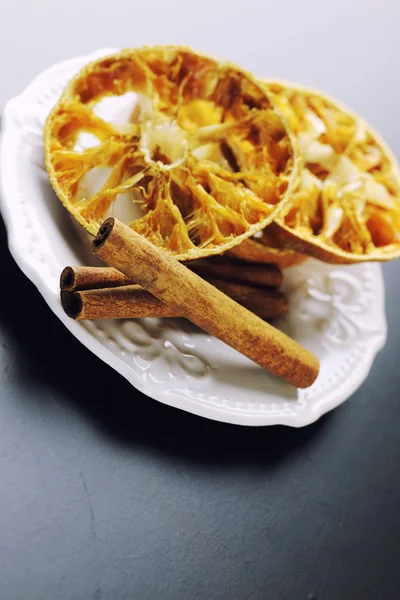 Canela y rodajas de naranja secas — Foto de Stock