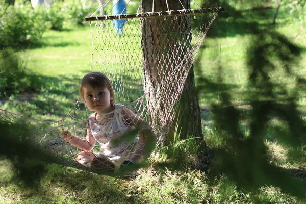 Niño en la hamaca en la naturaleza — Foto de Stock