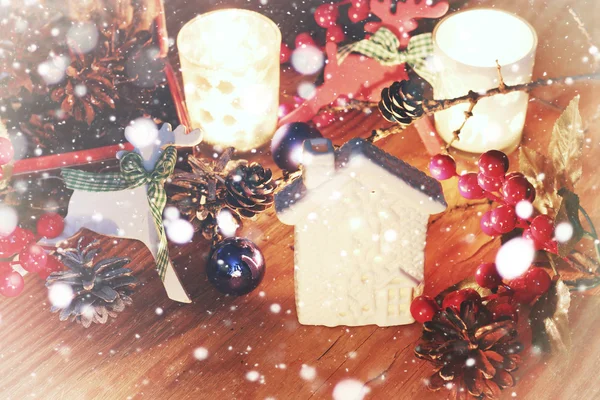 Nya året snö bord med kotte och ljus — Stockfoto