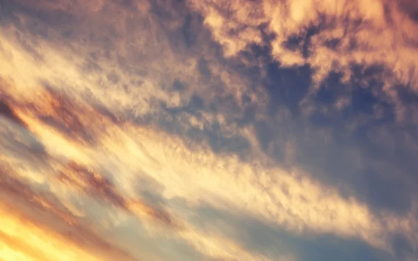 Cielo azul suave y nube de puesta de sol — Foto de Stock